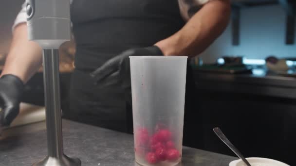 Konditoriakokki Ruoanlaitto Ravintolan Keittiössä — kuvapankkivideo
