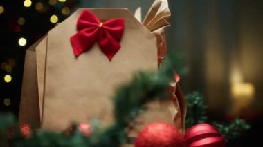 Noel hediyesi kutusu ve Noel Baba