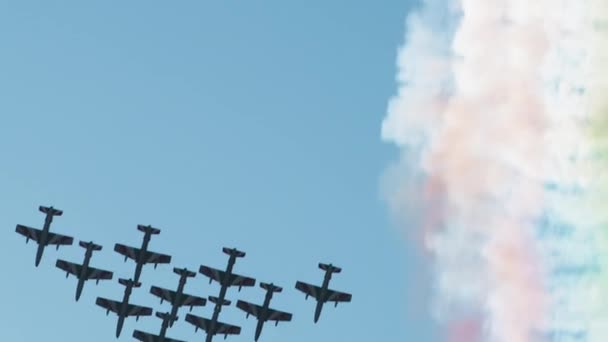 Tricolor Nuolet Lentokoneet Akrobaattinen Näyttää Italiassa — kuvapankkivideo