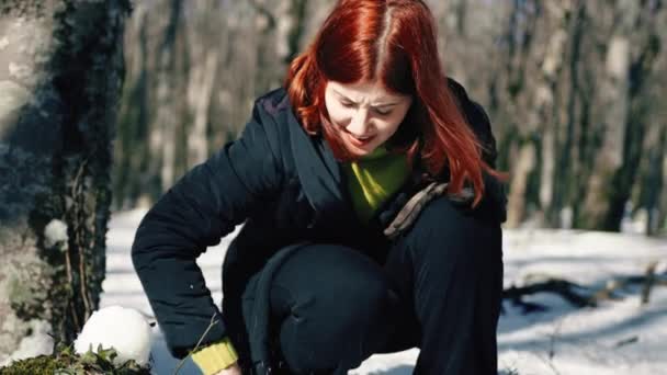Çıplak Ağaçların Altında Kardan Adam Yapan Kadın — Stok video