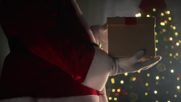 Άγιος Βασίλης Ανοίγοντας Ένα Μαγικό Κουτί Χριστουγέννων — Αρχείο Βίντεο