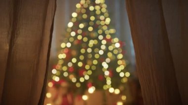 Noel ağacını görmek için perdenin içinden geçiyorum. . 