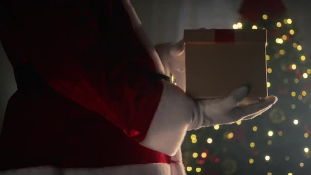 Moș Crăciun Caută Magie Într Cadou — Videoclip de stoc