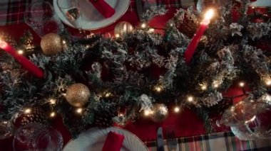 Sette bir Noel yemeği atmosferi.