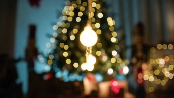 Noel Kablosu Işıkları ve Ağaç Arkaplanı.