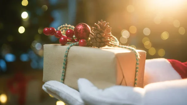 Weihnachtsmann Hand Spendet Ein Weihnachtsgeschenk Stockbild