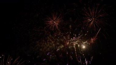 Napoli yeni yılı havai fişeklerle kutluyor .