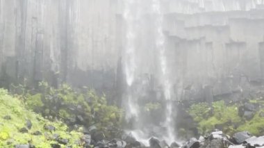 İzlanda 'da yağmurlu bir günde bazaltik kayalara şelale düşüyor.. 