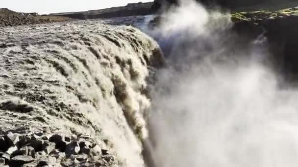 Krachtige Dettifoss Waterval Creëert Waterspray Ijsland Stockvideo