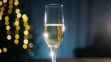 Yeni yıl için Altın Şampanya cam arka planı .