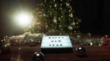 Yeni yılın neşesi geliyor . 