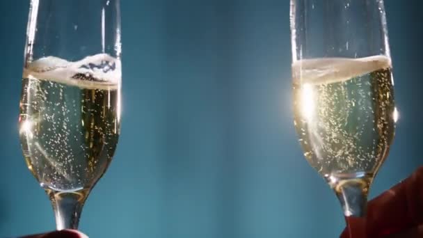 Celebrar Año Nuevo Con Copas Vino Espumoso — Vídeo de stock
