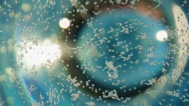 Şampanyanın kabarcıkları ve parıltıları hareket halinde . 