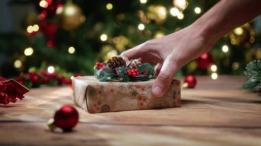 Ağacın altında el yapımı Noel hediyesi . 