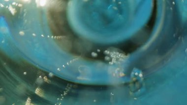 Şarabın kıvılcımları bardağın altından yükseliyor . 