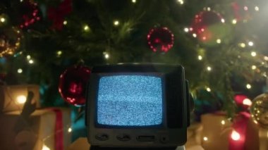 Noel odasının içinde statik televizyon. 