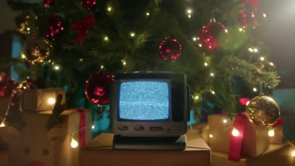 Velha Televisão Estática Sob Árvore Natal — Vídeo de Stock