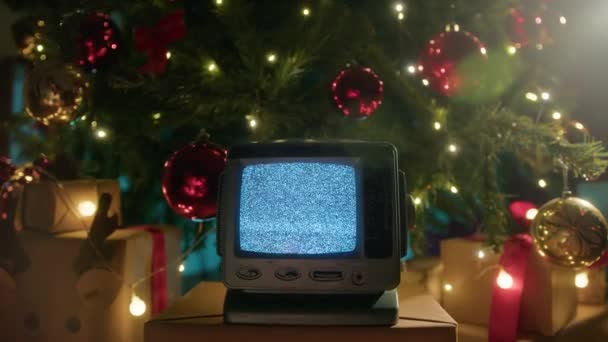 Magia Natal Dando Energia Uma Velha Televisão — Vídeo de Stock