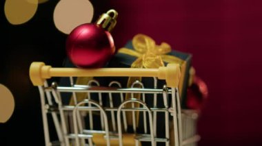 Tüm aile için Noel hediyeleriyle dolu bir araba. . 