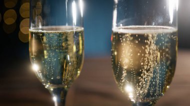 Yeni yıl arifesini kutlamak için iki kadeh şampanya. .