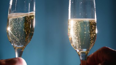 Yeni yılı köpüklü şarap kadehleriyle kutluyoruz. .