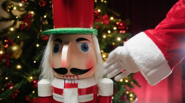 Noel Baba bir fındıkkırana sevgi gösteriyor. .