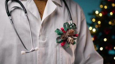 Yaratıcı çiçek desenli üniformalı doktor. . 