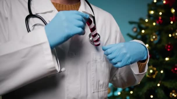 Medical Operator Getting Ready Celebrate Christmas — Stock Video
