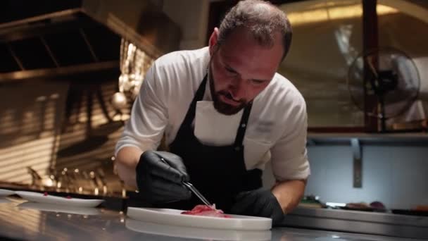 Szef Kuchni Przygotował Świeże Carpaccio Tuńczyka Jadalnymi Kwiatami — Wideo stockowe