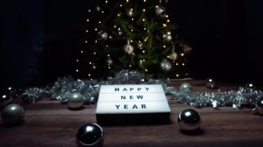 Noel ağacının altında Mutlu yıllar mesajı .