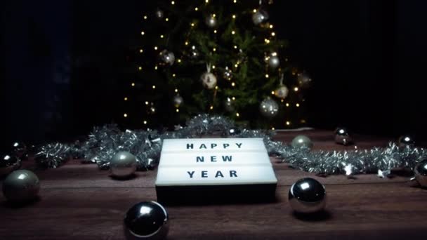 Ευτυχισμένο Νέο Έτος Μήνυμα Κάτω Από Χριστουγεννιάτικο Δέντρο — Αρχείο Βίντεο