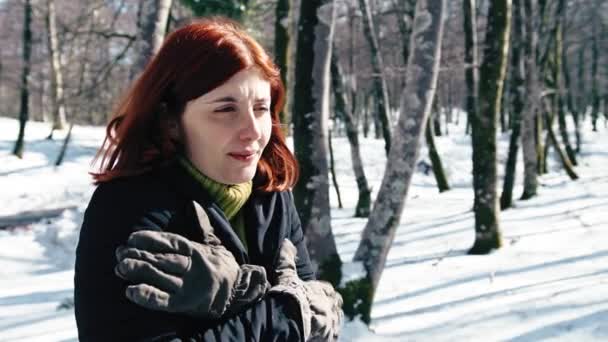 Chica Con Guantes Congelación Nieve — Vídeos de Stock