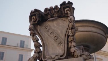 Roma meydanındaki bir anıta Spqr levhası . 