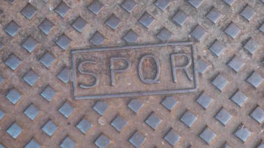 Roma 'da spqr Latince metni olan metal rögar. . 