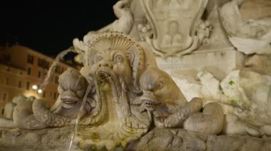 Roma 'daki eski bir çeşmede tuhaf figürler . 