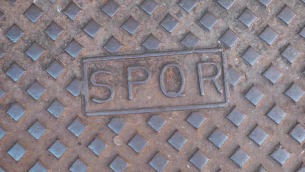 罗马带有Spqr Latin文字的金属孔 — 图库视频影像