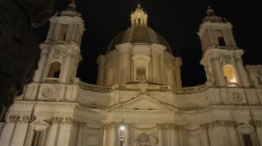Roma 'nın Navona meydanındaki Agone' daki SantAgnese Kilisesi. . 