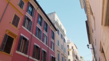 Roma sokaklarını aydınlatan güneş. . 