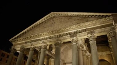 Roma 'daki görkemli Panteon üzerine Latince tarihi metin. 