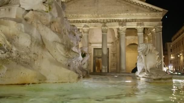ローマの芸術的な古い噴水を流れる水 — ストック動画