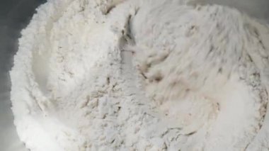 İtalyan pizza hamuru yoğurma makinesinde hazırlanıyor. .