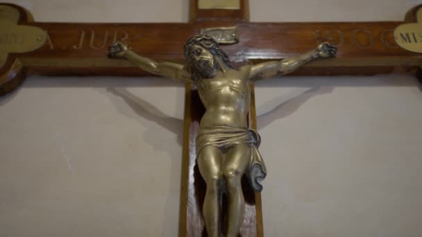 意大利一座教堂中古老的手工十字架 — 图库视频影像