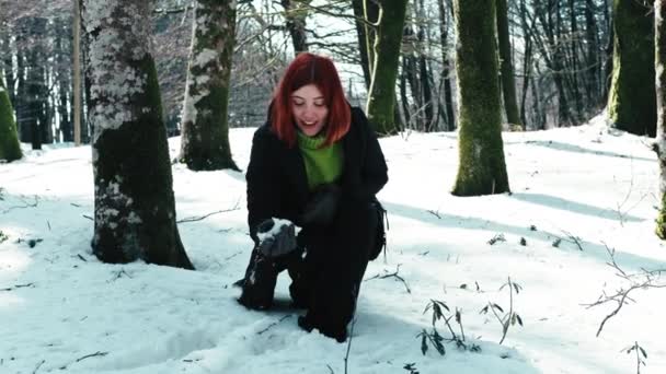 Gadis Muda Mengambil Salju Dari Tanah Bersalju Gunung — Stok Video