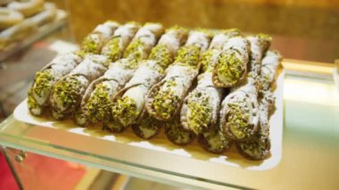 Ricotta peynirli Cannoli tatlıları tipik Sicilya yemekleri..