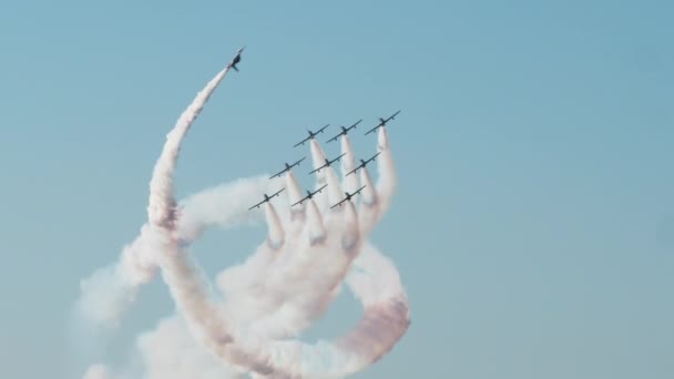 Tricolor Nuolet Lentokoneet Akrobaattinen Näyttää Italiassa — kuvapankkivideo