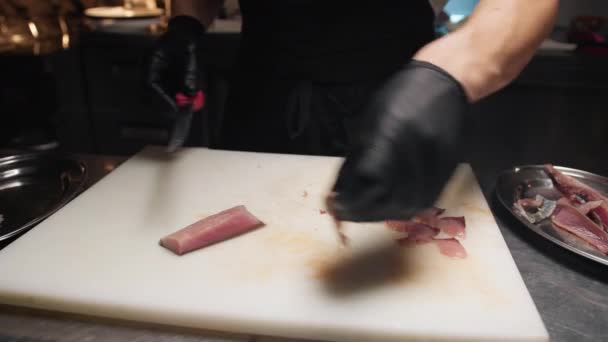 レストランのキッチンで料理をつくるシェフ — ストック動画