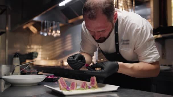 Chef Serve Atum Grelhado Com Sementes Sésamo — Vídeo de Stock