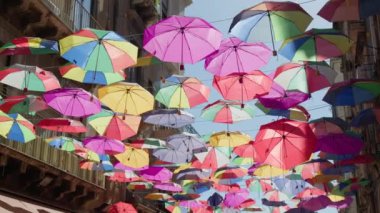Catania 'nın bir caddesinde şemsiye kompozisyonu . 