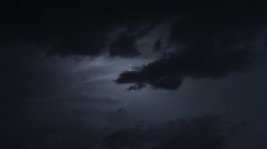 Gece gökyüzünde fırtına yıldırım.