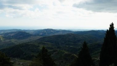 Rahatlatıcı doğal manzaranın panoramik görüntüsü .